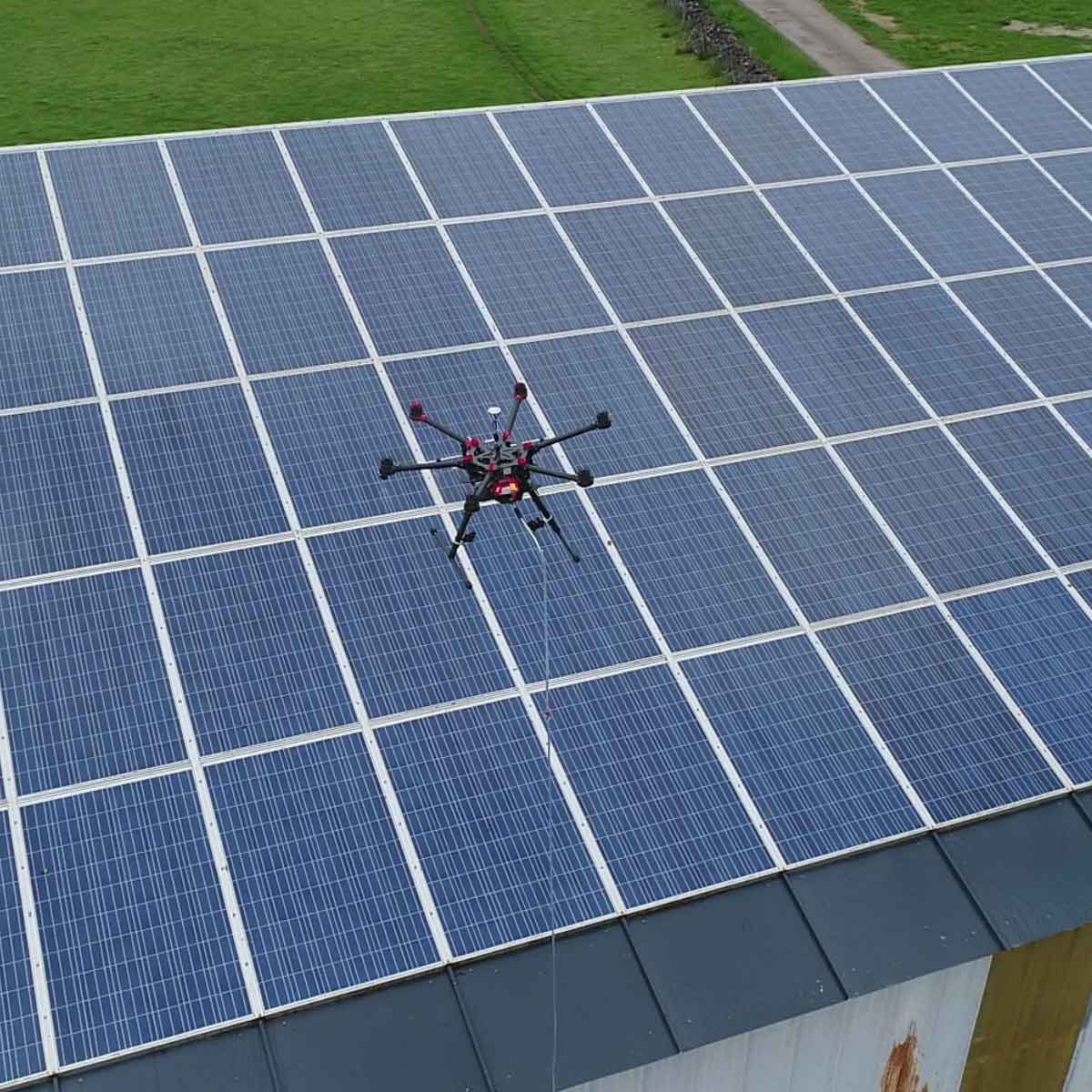 Photo du drone en plein nettoyage de panneaux photovoltaïques