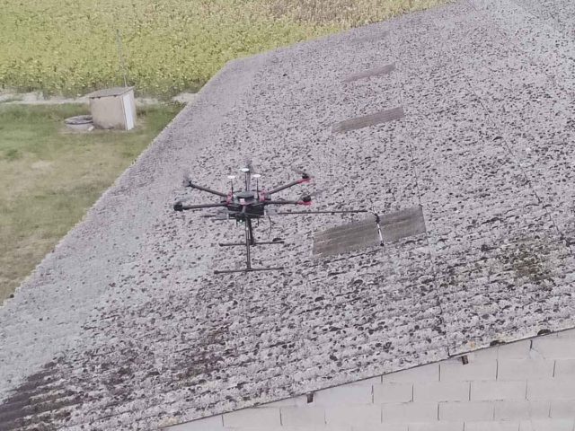 Photo du drone en plein démoussage d'une toiture