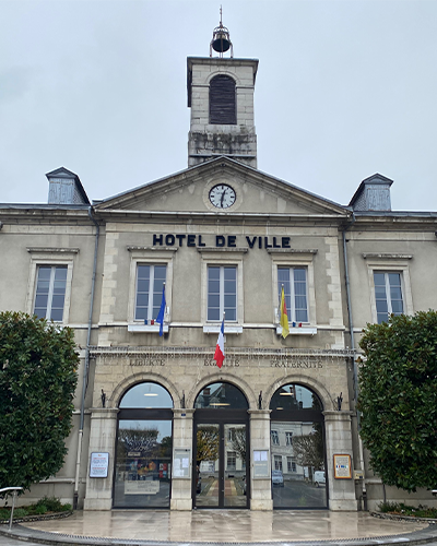 Photo de la mairie d'Orthez avant démoussage